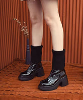 Neue orangefarbene Stiefel aus Kunstleder mit Spleiß und klobigem Absatz